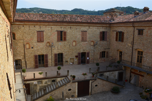 Trasloco per gli uffici comunali di Monastero Bormida: una prima fase della musealizzazione del piano nobile del castello