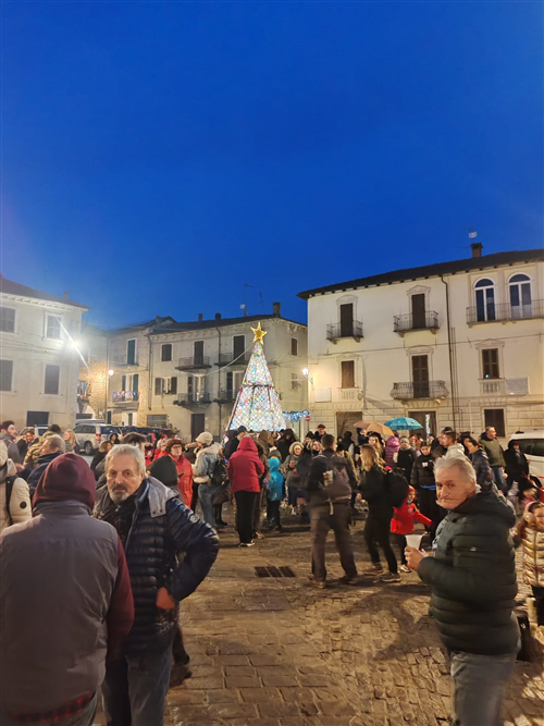 Domenica 8 dicembre accensione albero, luci e casetta di Babbo Natale